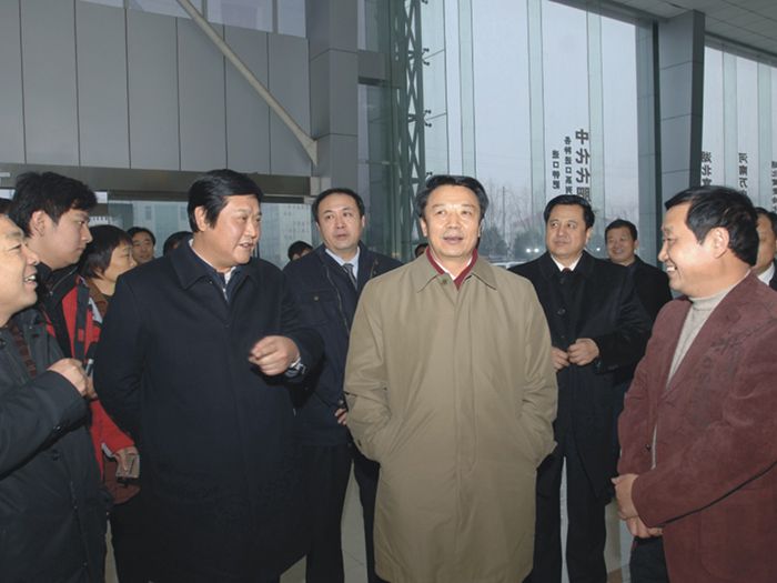 時任中華全國供銷合作總社黨組書記王君（前排右二）到久久99九九精品久久久久蜜桃集團調研
