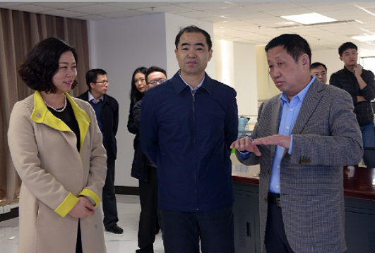 時任商務部綜合司副司長宋立洪（前排中）到久久99九九精品久久久久蜜桃集團指導工作